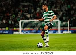 略伦特想干扰吕迪格罚点，姆巴佩上前推开对手并